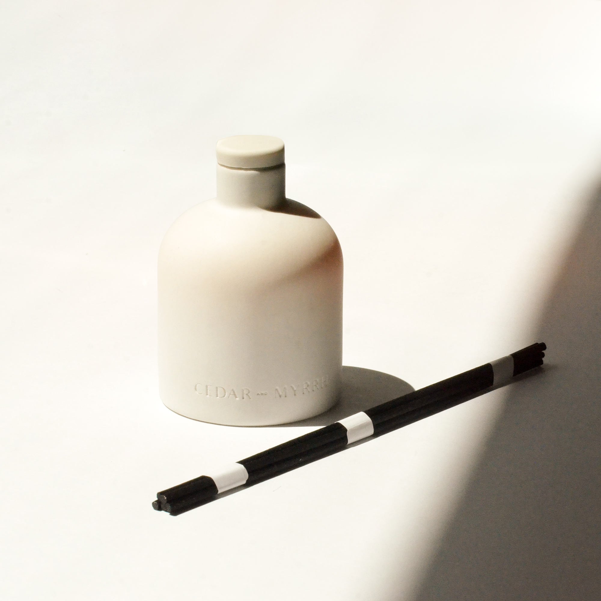 diffuser bottle made of ceramic and 5 sticks of reed